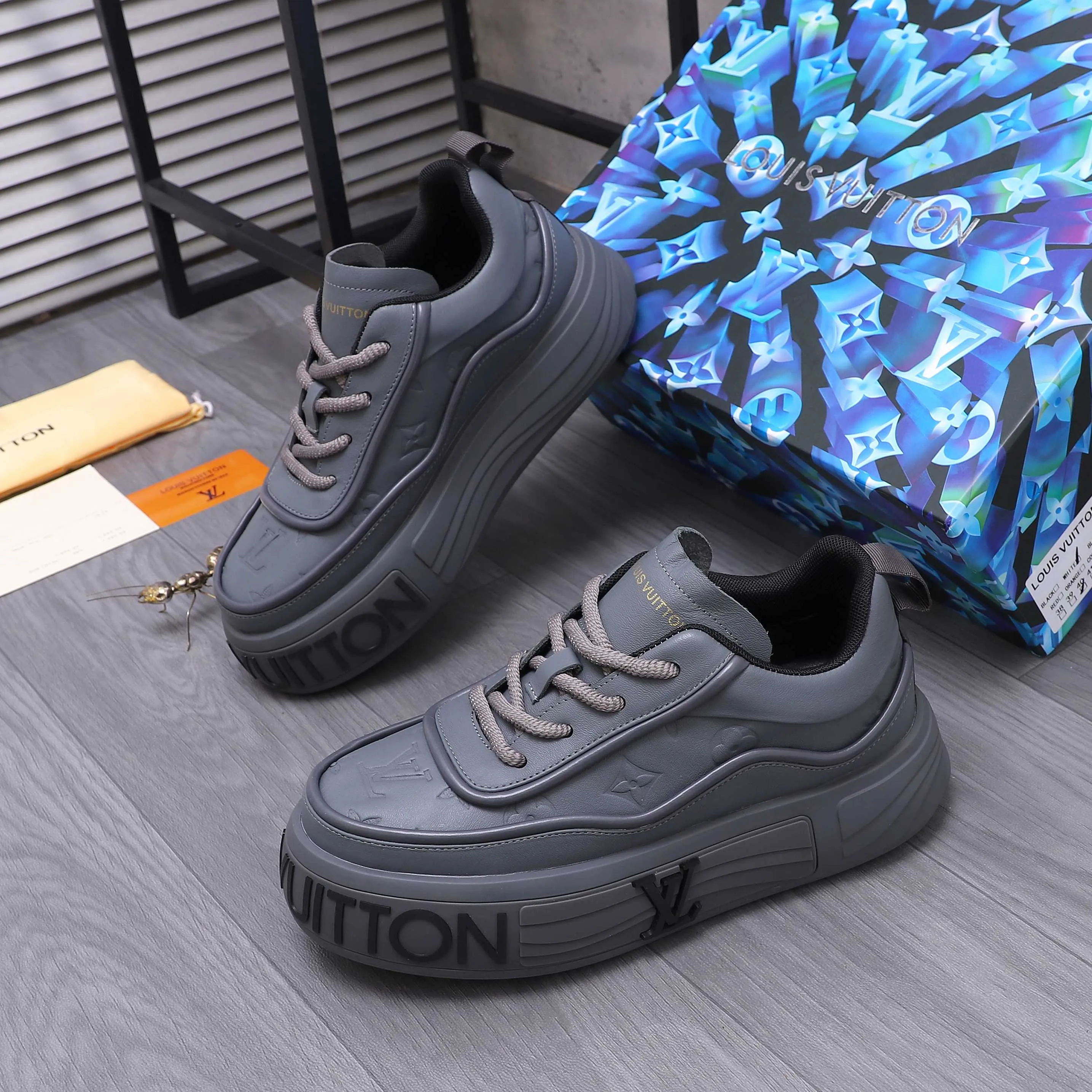 Men's shoes 💰560 Product trademark: LV [Louis Vuitton] casual shoes, regular size. Size: 38-46 (38.45.46 is custom-made and non-returnable) Product materials: Selected high-quality cowhide stitching embossed cowhide upper, cowhide insole, mesh lining, original outsole